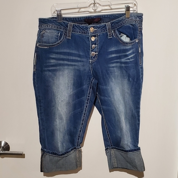 Womans jean capri with 4 button closure